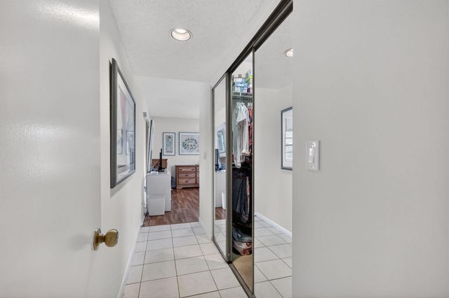 10215 N Circle Lake Drive 101, Boynton Beach, FL 33437