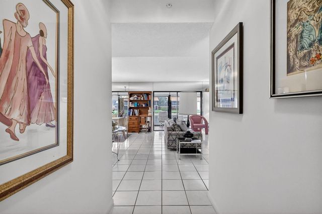 10215 N Circle Lake Drive 101, Boynton Beach, FL 33437