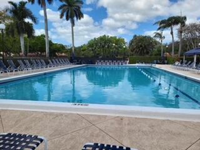 10215 N Circle Lake Drive 101, Boynton Beach, FL 33437