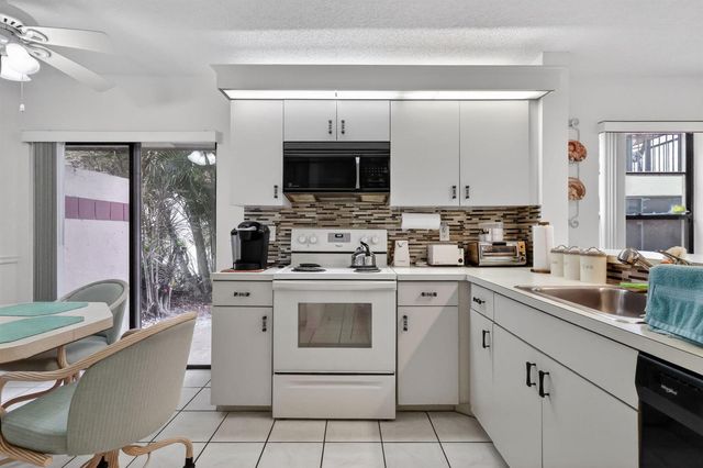 10215 N Circle Lake Drive 101, Boynton Beach, FL 33437
