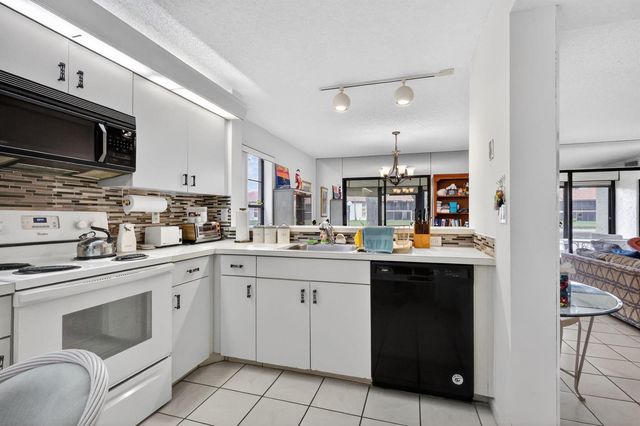 10215 N Circle Lake Drive 101, Boynton Beach, FL 33437