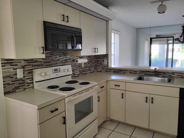 10215 N Circle Lake Drive 101, Boynton Beach, FL 33437