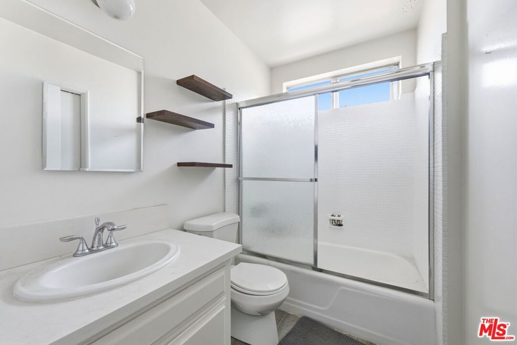 Image 10 of property listing at 434 Chautauqua Boulevard, Pacific Palisades, CA 90272