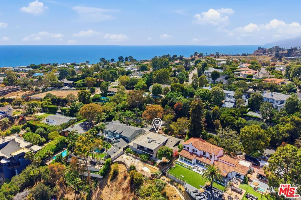 Image 3 of property listing at 434 Chautauqua Boulevard, Pacific Palisades, CA 90272