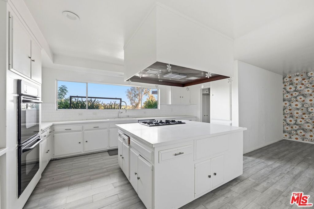 Image 4 of property listing at 434 Chautauqua Boulevard, Pacific Palisades, CA 90272
