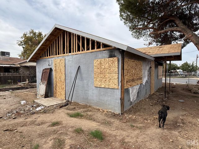 201 E Warren Avenue, Bakersfield, CA 93308