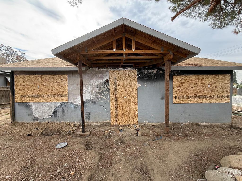 201 E Warren Avenue, Bakersfield, CA 93308