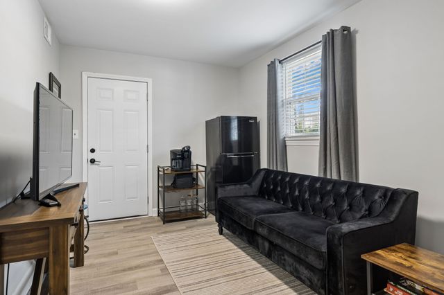 8072 Sawyer Brown Rd, Nashville, TN 37221