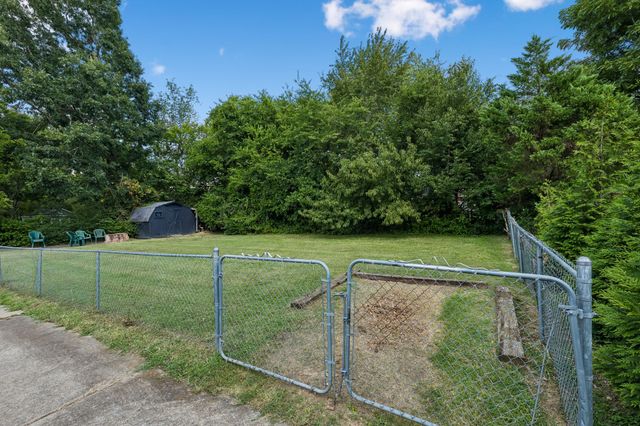 8072 Sawyer Brown Rd, Nashville, TN 37221