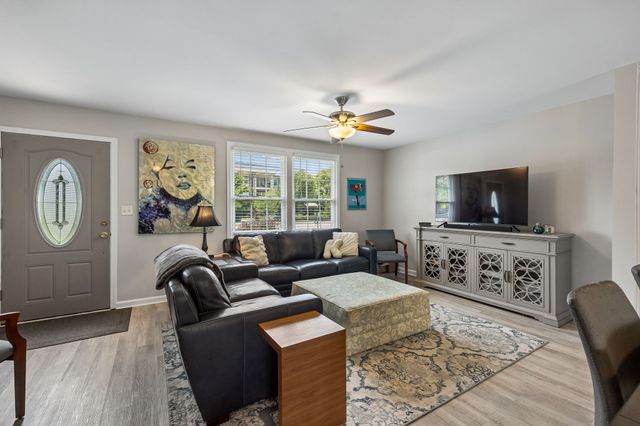 8072 Sawyer Brown Rd, Nashville, TN 37221