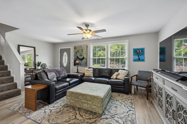 8072 Sawyer Brown Rd, Nashville, TN 37221