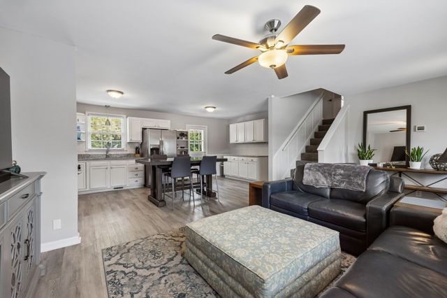 8072 Sawyer Brown Rd, Nashville, TN 37221