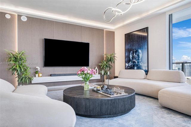 68 SE 6th St 3711, Miami, FL 33131