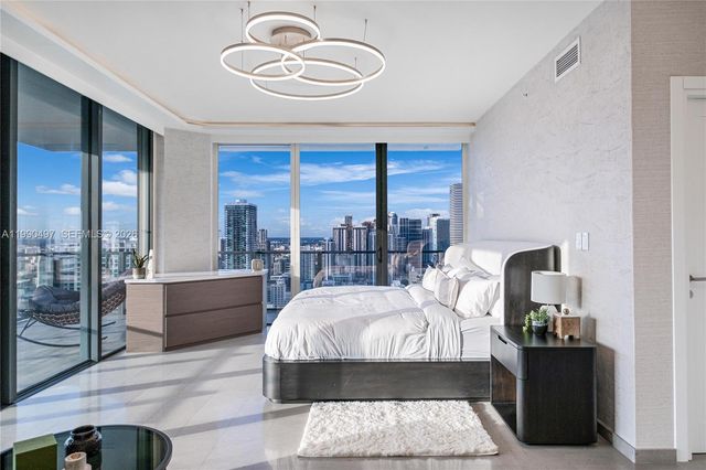 68 SE 6th St 3711, Miami, FL 33131