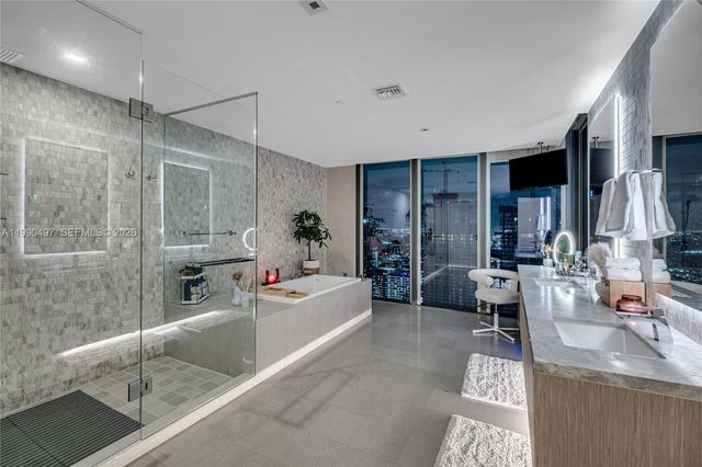 68 SE 6th St 3711, Miami, FL 33131