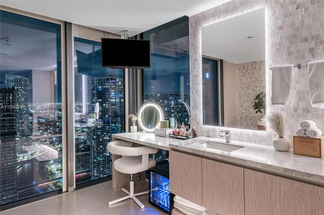 68 SE 6th St 3711, Miami, FL 33131