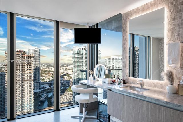 68 SE 6th St 3711, Miami, FL 33131