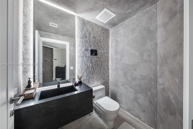 68 SE 6th St 3711, Miami, FL 33131