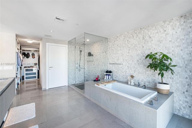 68 SE 6th St 3711, Miami, FL 33131