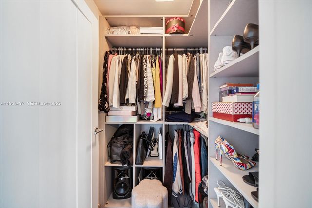 68 SE 6th St 3711, Miami, FL 33131