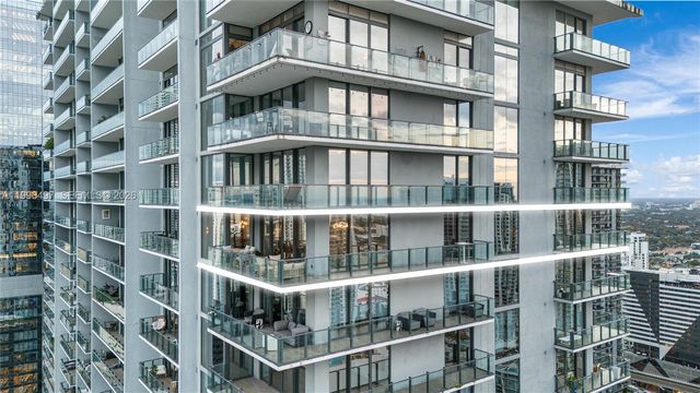 68 SE 6th St 3711, Miami, FL 33131