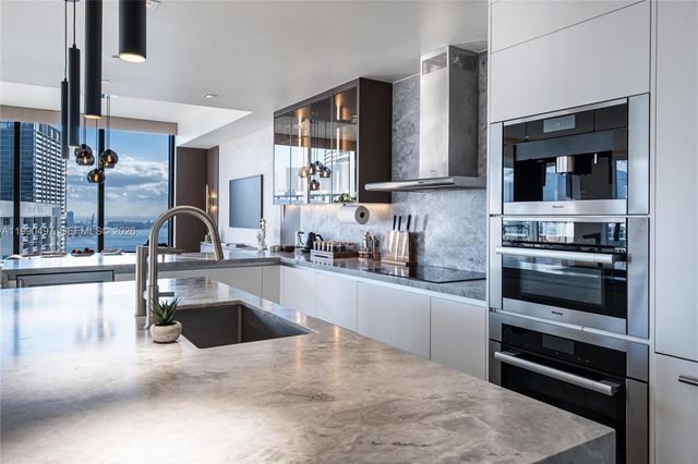 68 SE 6th St 3711, Miami, FL 33131