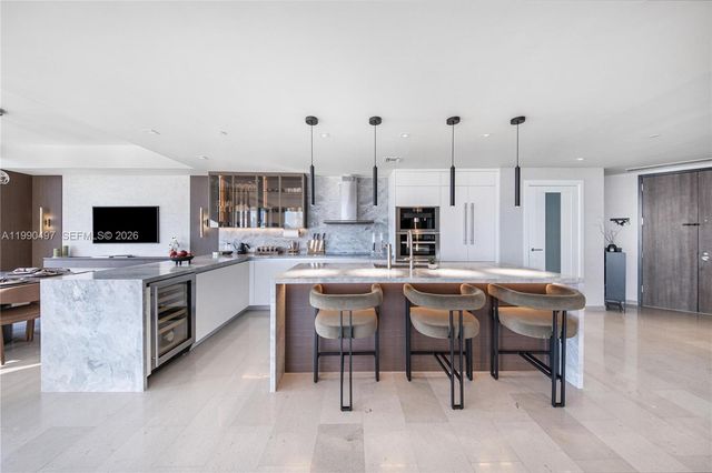 68 SE 6th St 3711, Miami, FL 33131