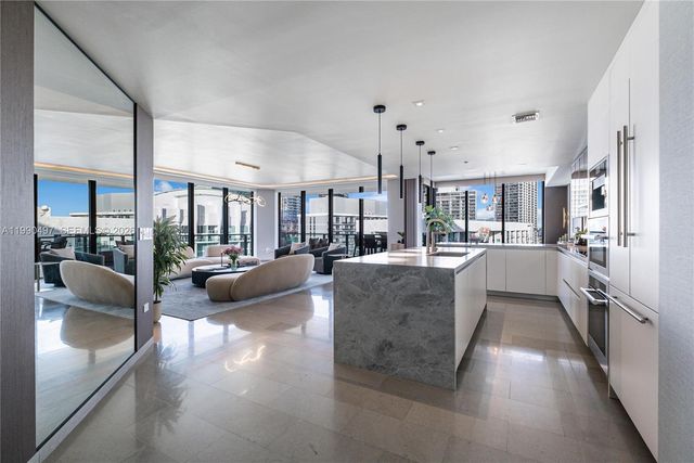 68 SE 6th St 3711, Miami, FL 33131