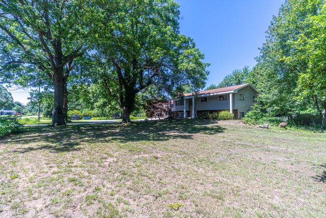 3570 E Sternberg Road, Fruitport, MI 49415