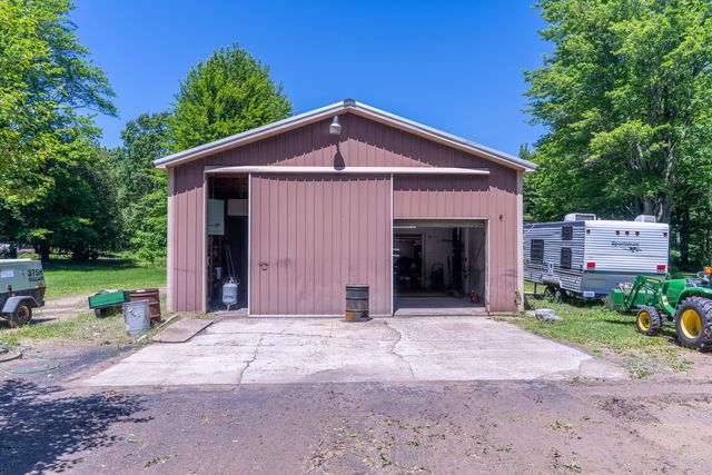 3570 E Sternberg Road, Fruitport, MI 49415