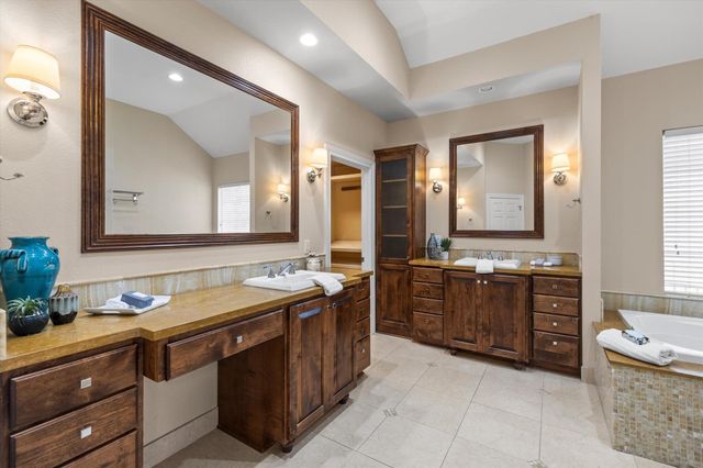 37 Waterfall DR, The Hills, TX 78738