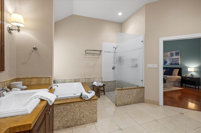 37 Waterfall DR, The Hills, TX 78738