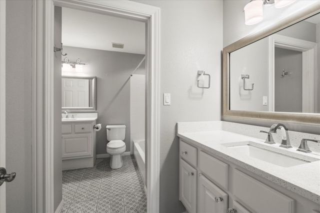 37 Waterfall DR, The Hills, TX 78738