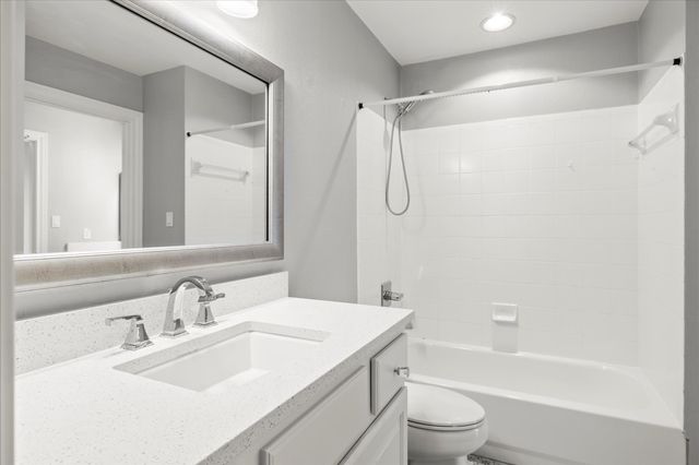 37 Waterfall DR, The Hills, TX 78738