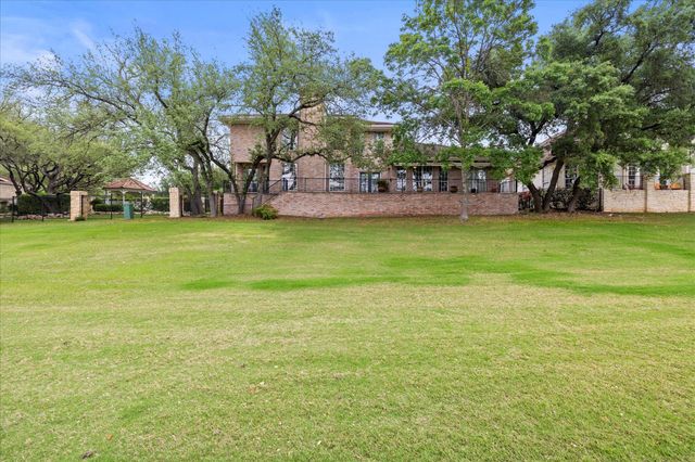 37 Waterfall DR, The Hills, TX 78738