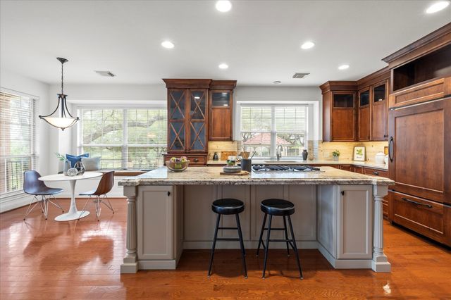 37 Waterfall DR, The Hills, TX 78738