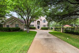 37 Waterfall DR, The Hills, TX 78738