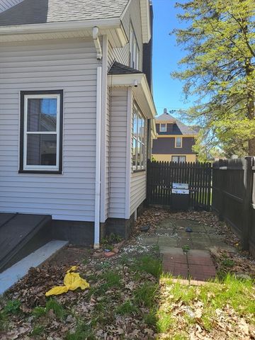 19 Greenbrier St, Springfield, MA 01108