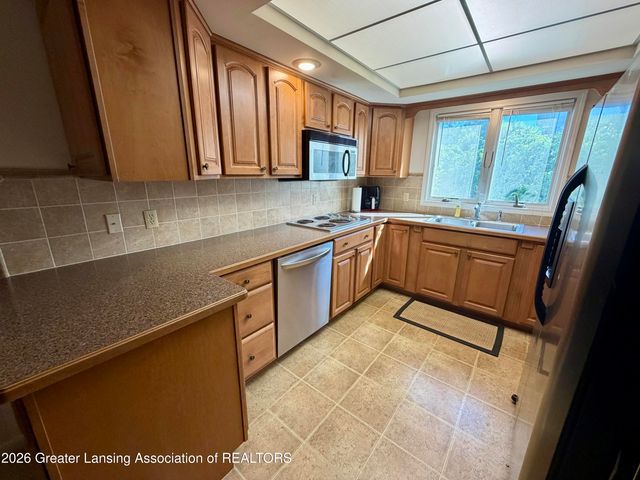 433 Chanticleer Trail, Lansing, MI 48917