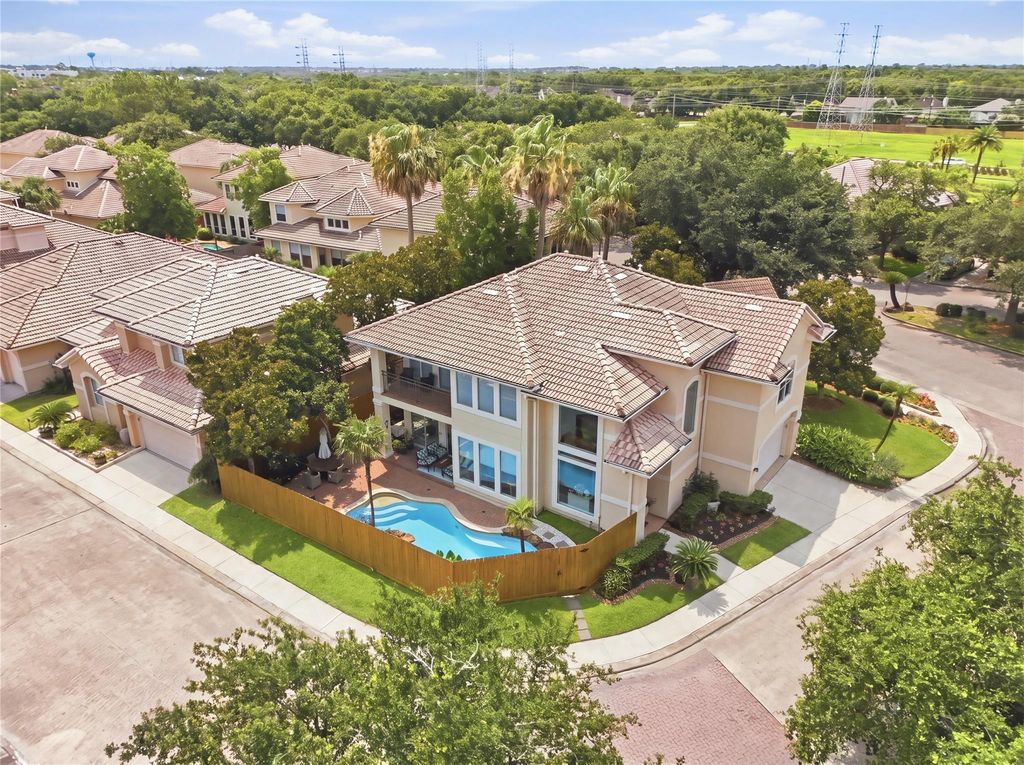 320 Harborside Circle, Kemah, TX 77565