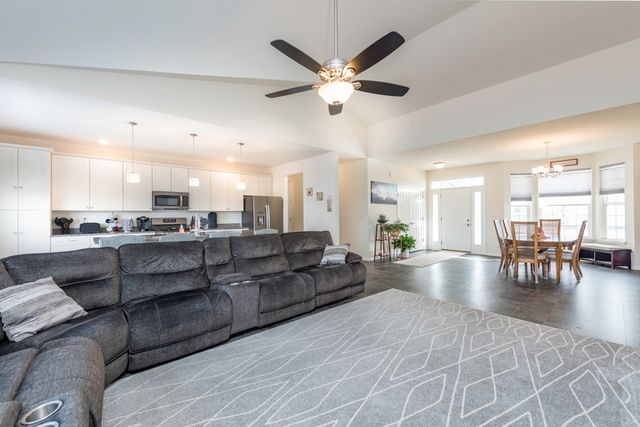 2214 Truman Trail, Mchenry, IL 60051