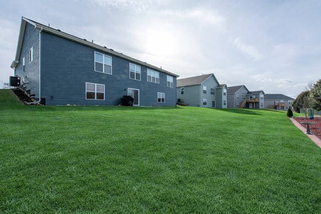 2214 Truman Trail, Mchenry, IL 60051