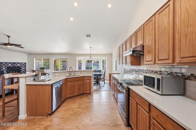 821 N Silverleaf Oak Place, Tucson, AZ 85710