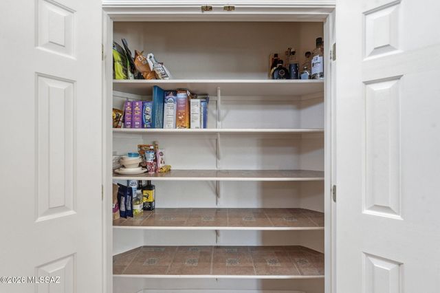 821 N Silverleaf Oak Place, Tucson, AZ 85710