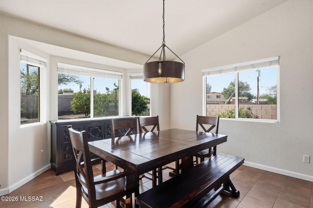 821 N Silverleaf Oak Place, Tucson, AZ 85710