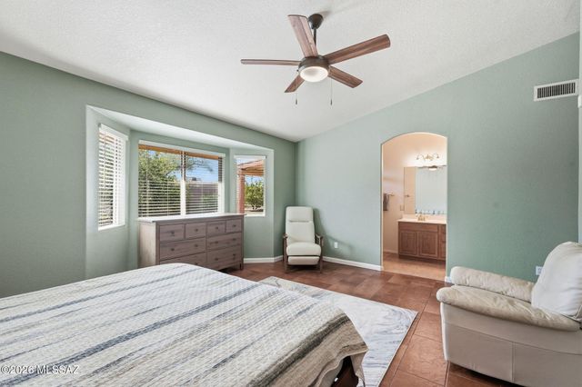 821 N Silverleaf Oak Place, Tucson, AZ 85710