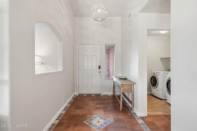 821 N Silverleaf Oak Place, Tucson, AZ 85710