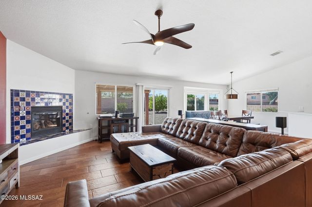 821 N Silverleaf Oak Place, Tucson, AZ 85710