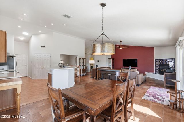 821 N Silverleaf Oak Place, Tucson, AZ 85710