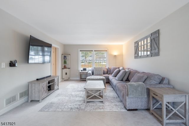 1 Radcliffe Dr, Roxbury Twp., NJ 07876